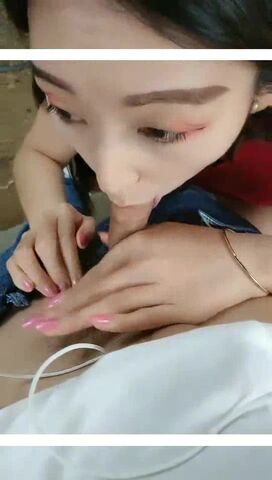 调教女友新人小哥和红衣妹子户外啪啪，公园路边口交撩起裙子骑坐舔逼