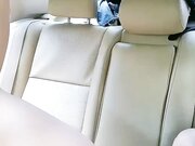 小情侣开车到野外，小树林里露出，车震无套内射，白臀粉穴