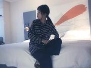 约了个肉肉身材萌妹，近距离特写手指插入扣逼，抬腿侧入猛操呻吟娇喘