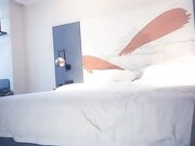 约了个肉肉身材萌妹，近距离特写手指插入扣逼，抬腿侧入猛操呻吟娇喘