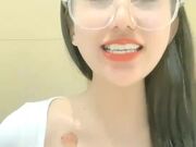 这谁顶得住V苗条眼镜妹子道具爆菊，翘起屁股两根假吊双洞其插浴室骑坐