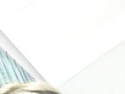 这谁顶得住V苗条眼镜妹子道具爆菊，翘起屁股两根假吊双洞其插浴室骑坐