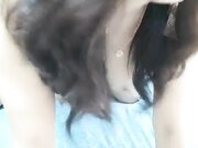 气质熟女的性生活，活好不粘人看到床上漏着鸡巴的大哥主动口交