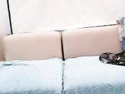 帅气小伙双飞两位熟女大姐全程露脸，躺在床上享受大姐的口活激情上位