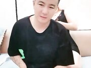 帅气小伙双飞两位熟女大姐全程露脸，躺在床上享受大姐的口活激情上位