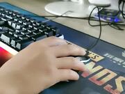 风骚少妇网吧勾引打游戏的小哥，到网吧厕所激情啪啪好刺激