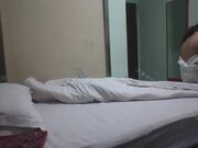 每周都要嫖几次的小伙把足疗店出台小姐领到旅馆打炮