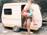 情欲上来和丰腴肉肉的妹子在郊外大白天搞穴享受性爱大餐