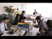 年轻小伙子趁着下班时间在公司档案室里强奸巨乳女领导