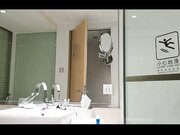 年轻小情侣酒店开房自拍在厕所镜子前后入啪啪对话清晰还会叫