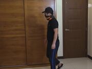 逗逼剧情猥琐盗贼潜入航空小姐的公寓看到她道具自慰忍不住强行绑起来肏她