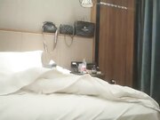 千寻全国探花约了两个少妇双飞啪啪，口交抬腿猛操沙发上骑坐抽插