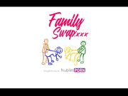 淫乱家族去女朋友家里跟她老爸玩起了换妻游戏