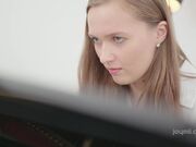 漂亮小美女这样学习给力这表情好销魂看了立马鸡动 看来是被插的很爽