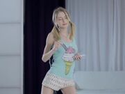 俄罗斯极品白人女神妮基亚出演在你的梦里可爱双马尾听音乐时被帅哥爆操