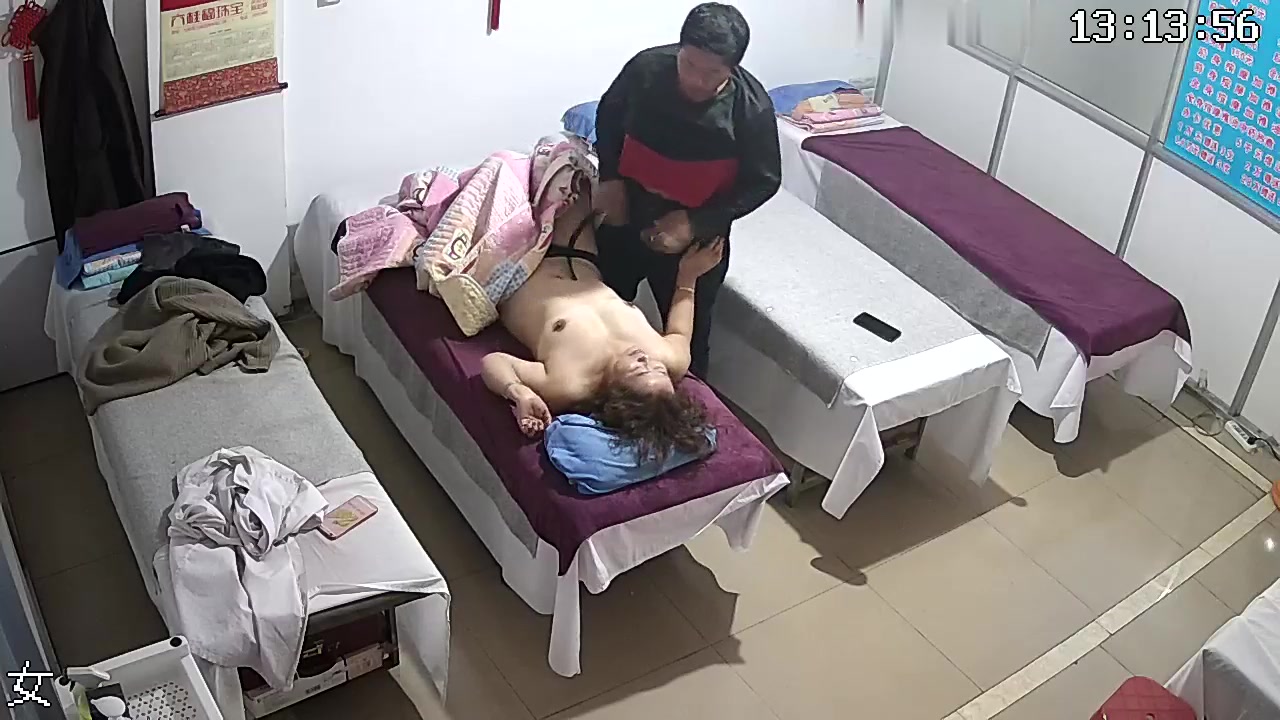 养生馆丰满大奶熟女骗丈夫去按摩却享受猥琐老中医舔逼扒光啪啪服务
