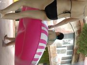 真实跟拍黑色泳衣小少妇皮肤白嫩 身材不错 不知道咋保养的