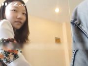 外出旅游玩的一脸清纯的骚货 趁四下无人来到我房间主动给我舔鸡巴