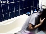 女友的闺蜜来借宿假借上厕所偷偷调试好针孔摄像头偷拍她洗澡 奶子大身材好 极品!