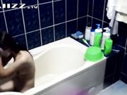 女友的闺蜜来借宿假借上厕所偷偷调试好针孔摄像头偷拍她洗澡 奶子大身材好 极品!