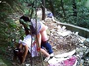 小树林野战系列颜值还不错的连衣裙小姐在这么恶劣的环境下居然玩了几个经典姿势