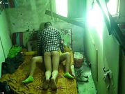 很会玩的民工大哥换着体位玩上面小姐 这两百块花的真值