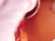 超萌萝莉下体双洞塞被塞满 淫液流不停