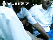 同学聚会灌醉班花带到宾馆几个男生一起摸