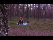 震惊！小萝莉在森林里竟然被怪蜀黍做出这样的事