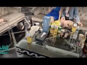 疯了，趁闺蜜去洗澡，和闺蜜老爸做爱，竟然被干到高潮