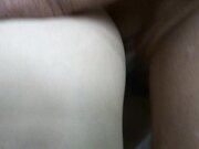 碉堡了！一屋子老头组团找个保养不错的白肤熟女鸡到小旅馆拿气管子把鸡巴打硬轮流操