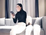 这个妹子很高级啊，长得很漂亮腿很直，而且爱笑还很配合，太难得了