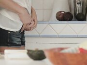 厨房正在干活的温柔妹子看着很有感觉 白衣大长腿肉肉挡不住鸡儿硬了啪啪