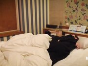 为了网友搬家资金而陷入困境的模特级美女