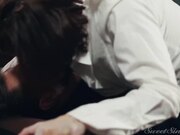 syre主人让他吃她淌下来的逼水