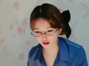 韩老师性感红唇长相甜美眼镜妹子炮友戴假屌啪啪秀